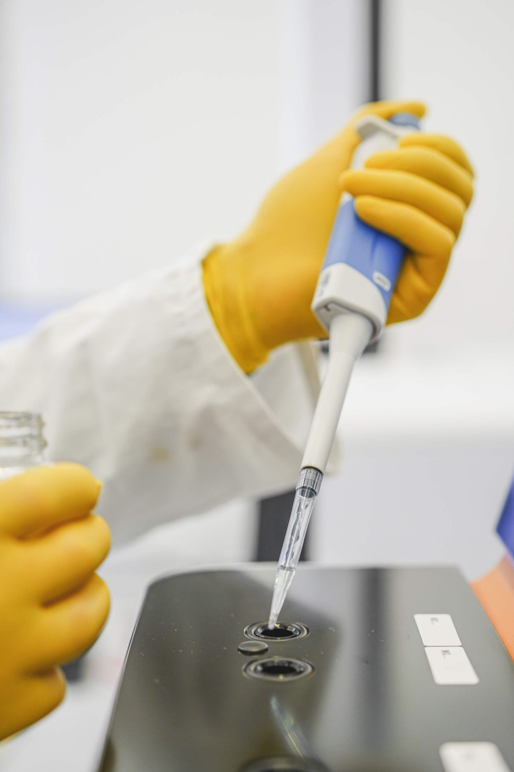 Wissenschaftler des Oiltest24-Teams pipettiert Ölprobe in Laborumgebung.